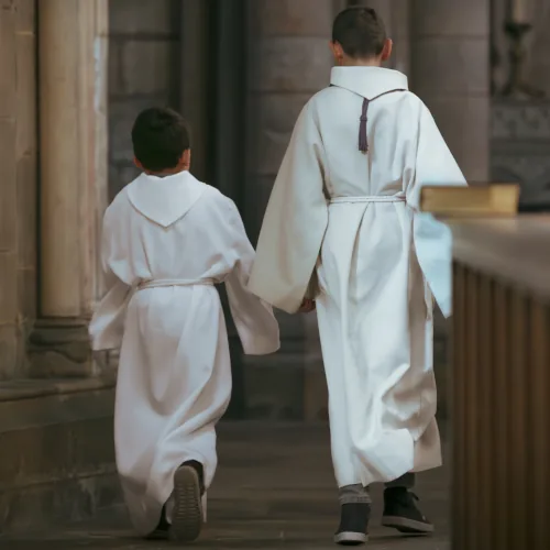 Służba liturgiczna w Kąkolewie. Ministranci idą do kościoła.